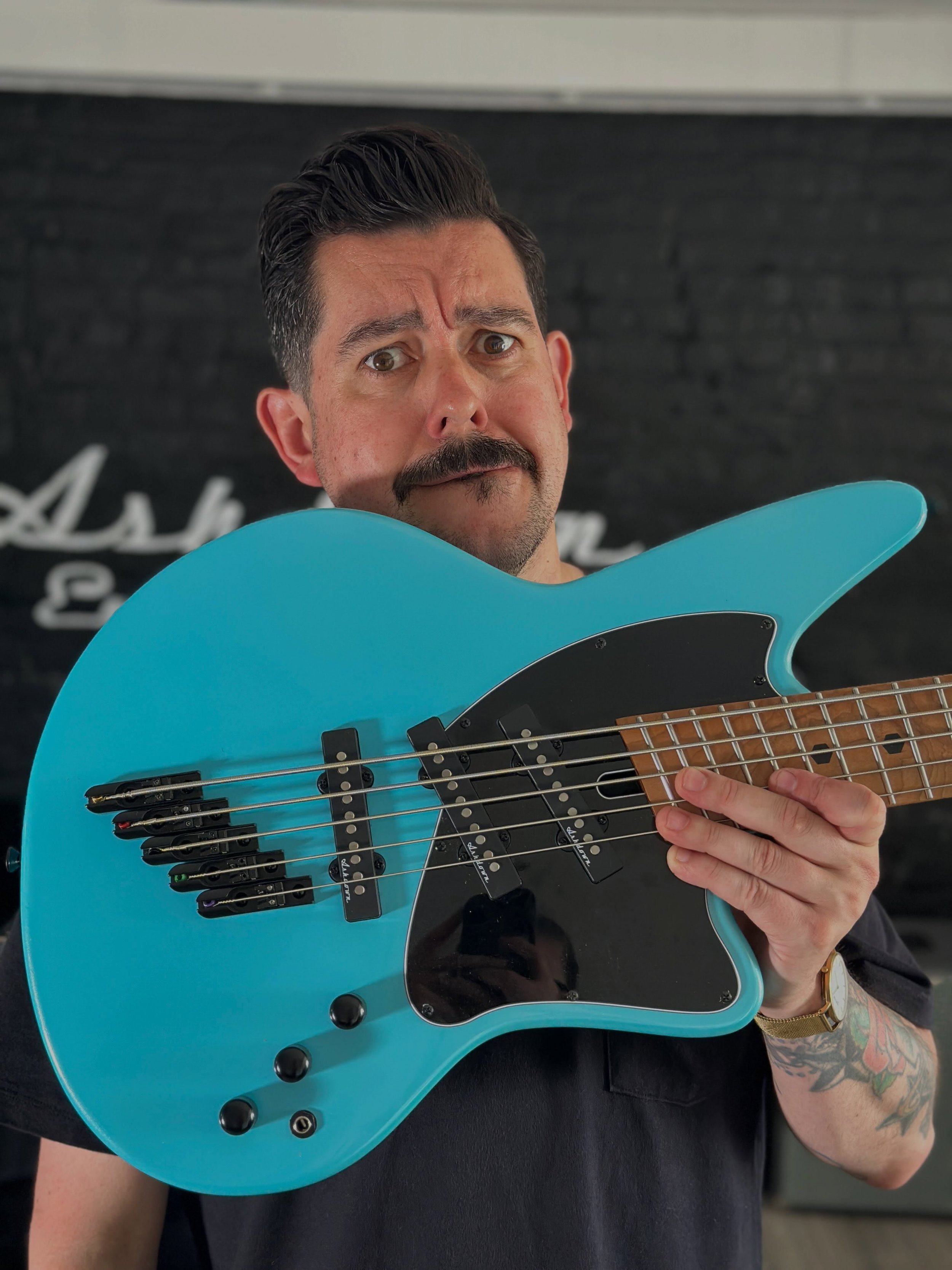 Today, @ashdownamps have officially announced the pre-order for their new Avant series Multi-Scale basses&hellip;

&hellip;36-34&rdquo; scale and starting at less than &pound;400&hellip;🍠🥴🫴🧳🧆🐬🥦

#newbassday #spotthevu #ashdown
