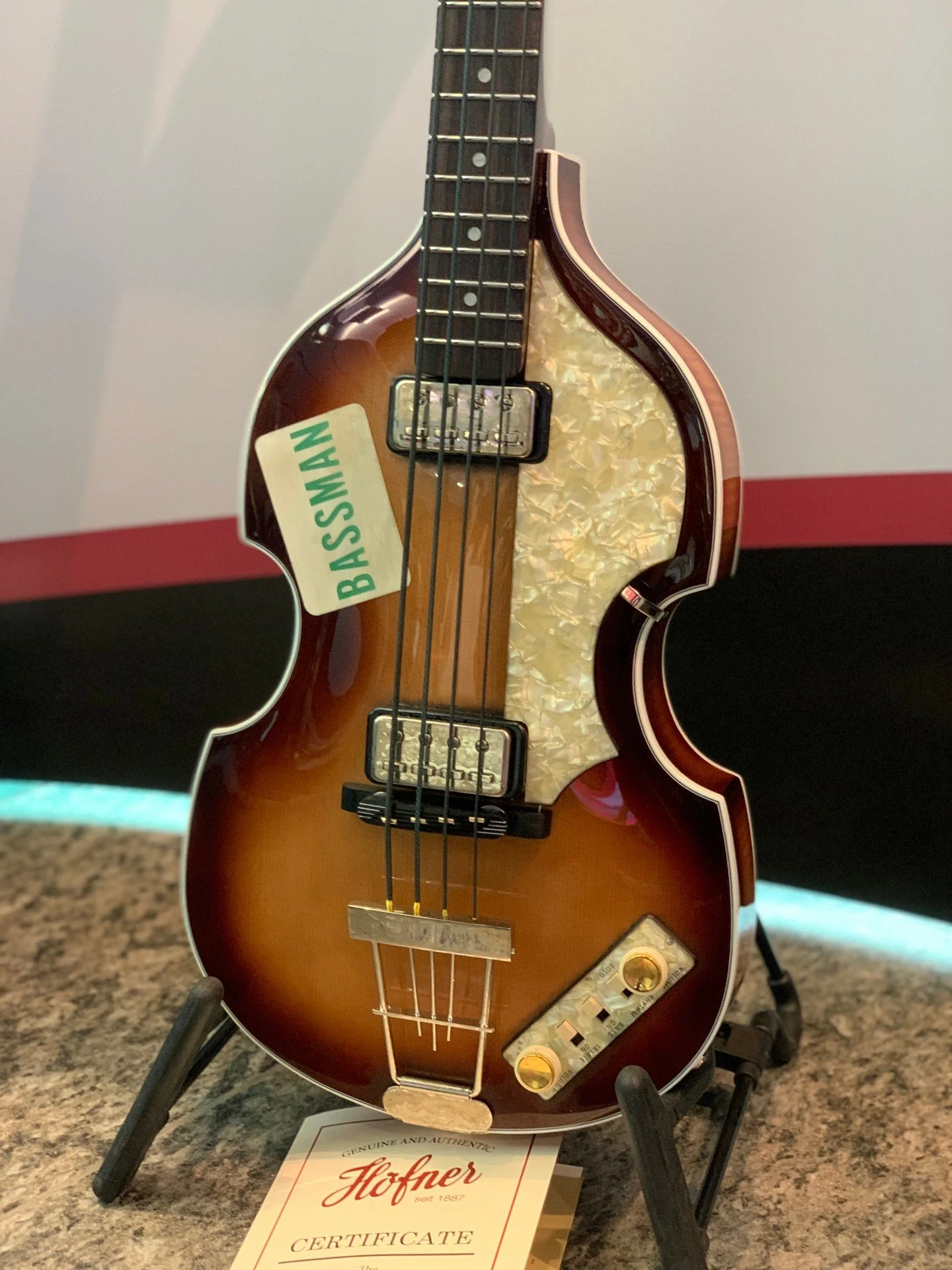 Still the perfect bass...

#hofnerbass #guitarpodcast #bassdemo