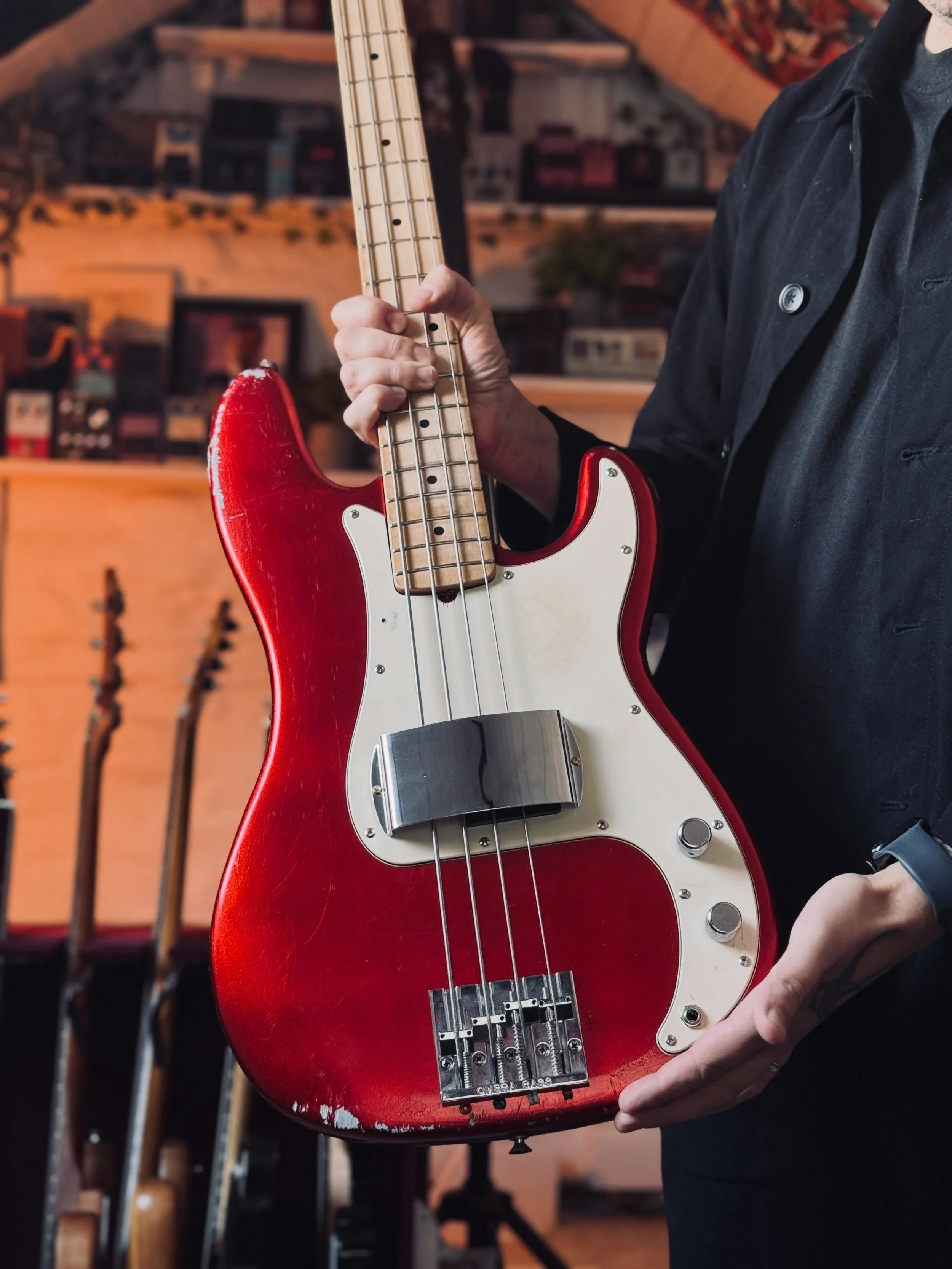 Let me know which one of these gorgeous old Fenders should get a new set of @rotosound_uk Tapewound strings this weekend?

#fenderbass #pbass #rotosound