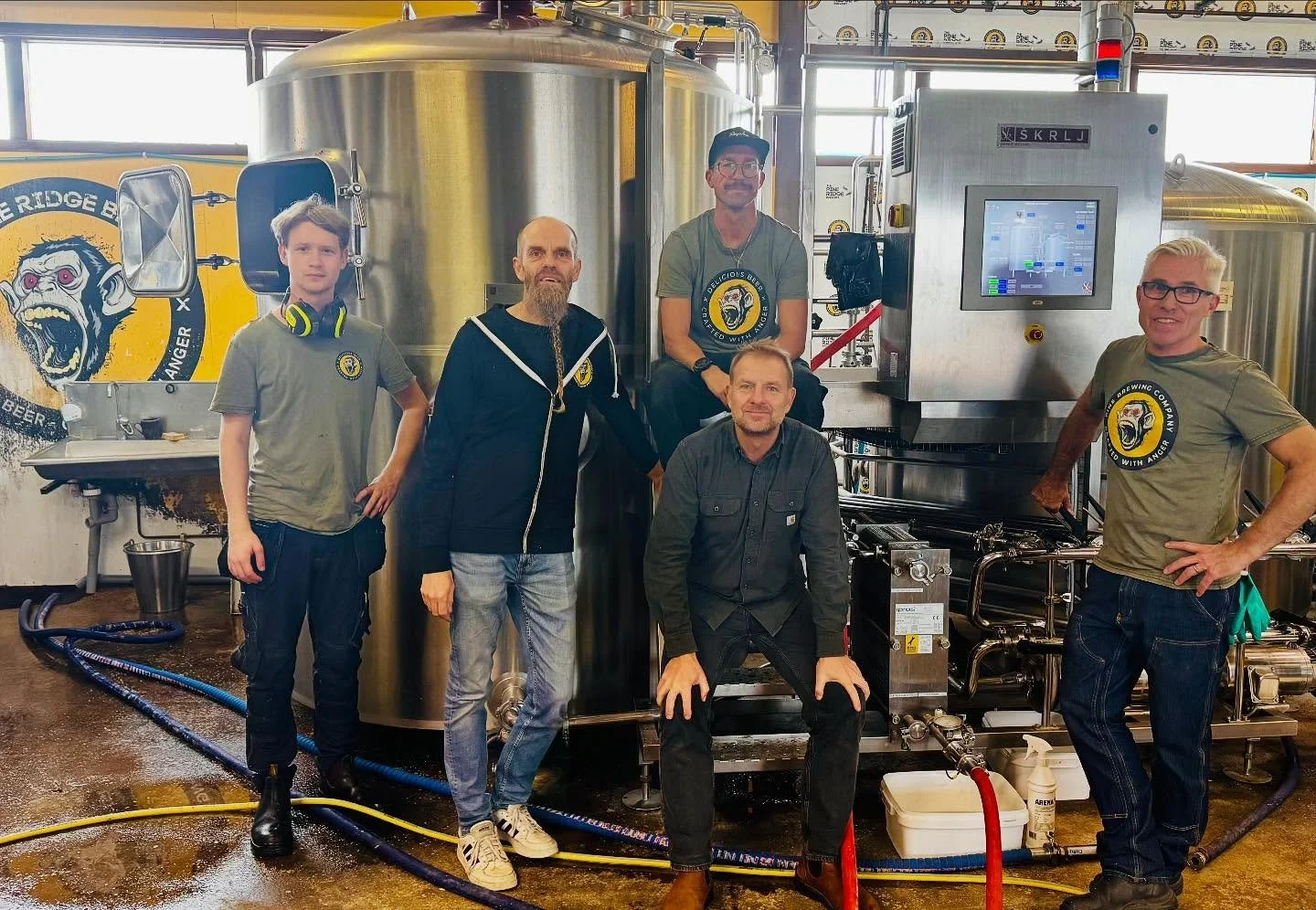🦎The Liit Lizard is alive &ndash; Swedish edition! 
Idag bryggde vi v&aring;r svenska del av collab-brygget med Riip Beer Co fr&aring;n Huntington Beach i USA. 🇺🇸

Efter en veckas planering k&auml;nns det fantastiskt att se &ouml;len ta form h&aum
