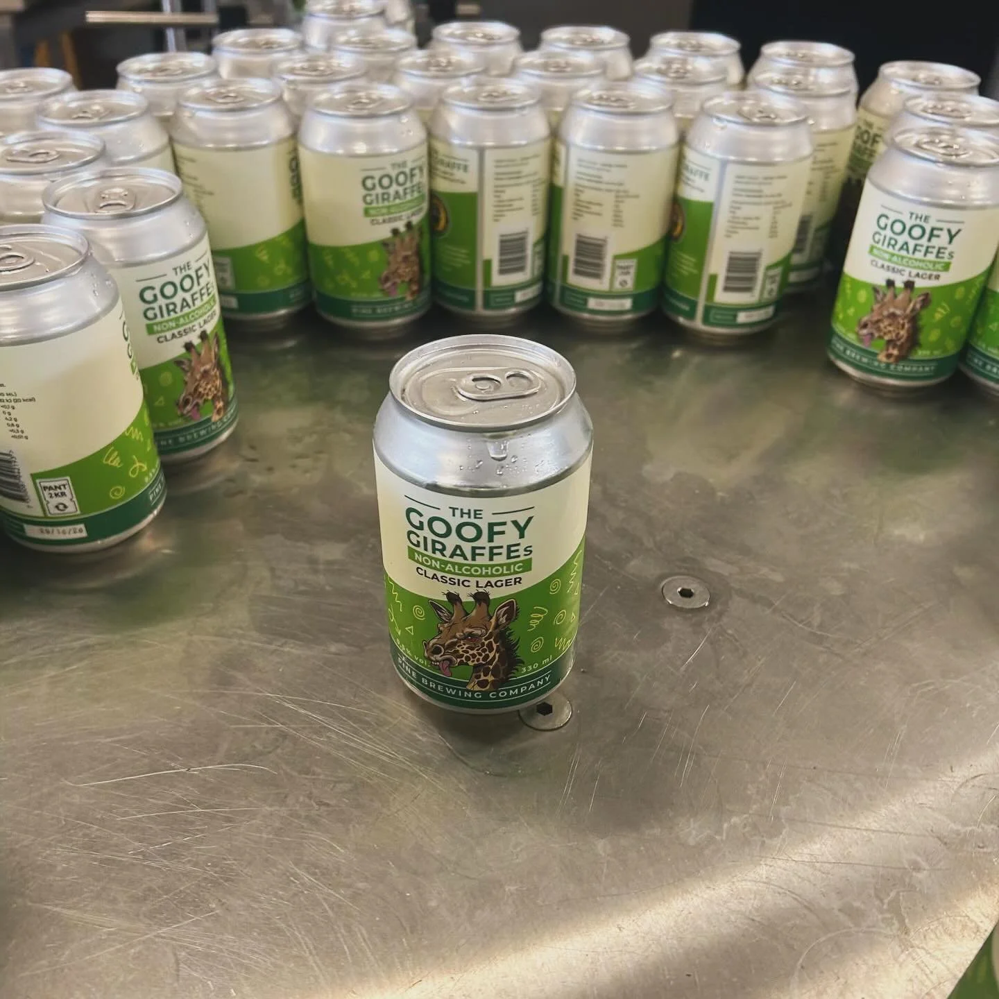 🦒 F&auml;rska fr&aring;n tappmaskinen! 
Vi har precis tappat en ny batch av The Goofy Giraffe&rsquo;s Non-Alcoholic Classic Lager. Det &auml;r en av v&aring;ra tre nya alkoholfria &ouml;l. 

📍 Finns att inhandla hos The Zoo och ICA Skrea Strand i F