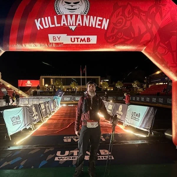 Jesper kom i m&aring;l! 💪 D&auml;rmed tog han sin &aring;ttonde ring och klarade hela 173 kilometer. Vilken bedrift! 🌟

Han tackar f&ouml;r alla hejarop och k&auml;rlek. 💛 Idag &auml;r han tr&ouml;tt, n&ouml;jd och glad och konstaterar att han ska