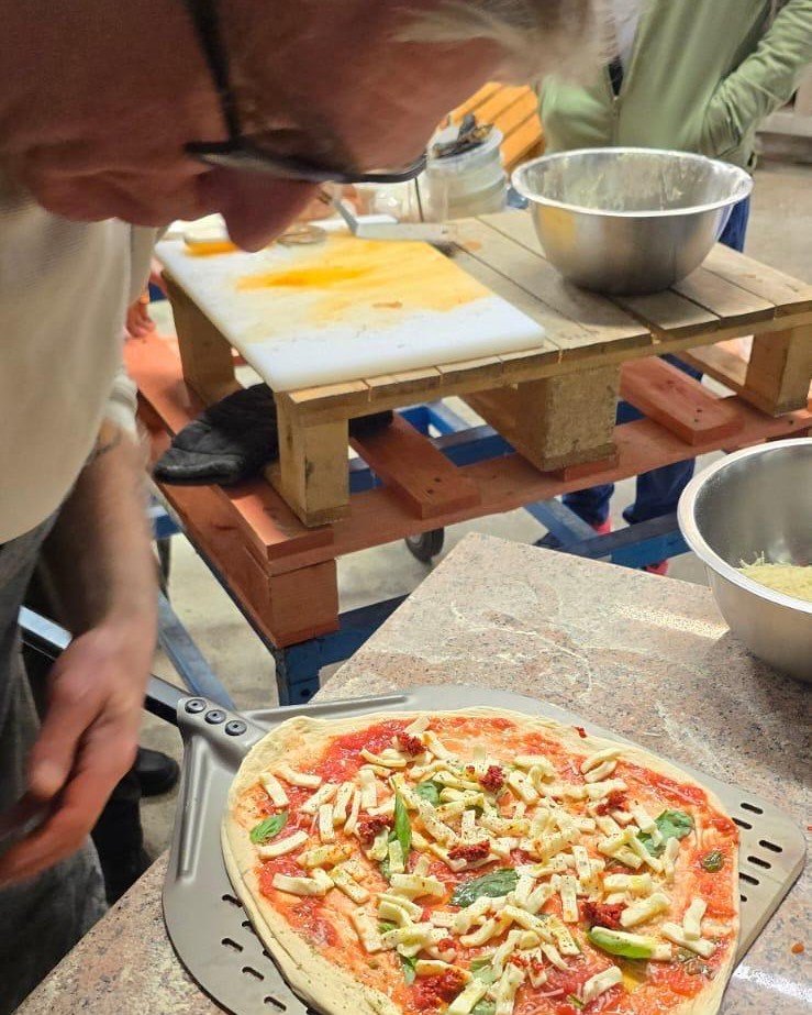 🎄 Ig&aring;r samlades personalen f&ouml;r en h&auml;rlig julavslutning!
🎳 Kv&auml;llen b&ouml;rjade med bowling och sedan landade vi hemma p&aring; The Zoo och br&auml;nde av ett g&auml;ng pizzor! Fredric har nyligen inf&ouml;rskaffat en ugn fr&ari