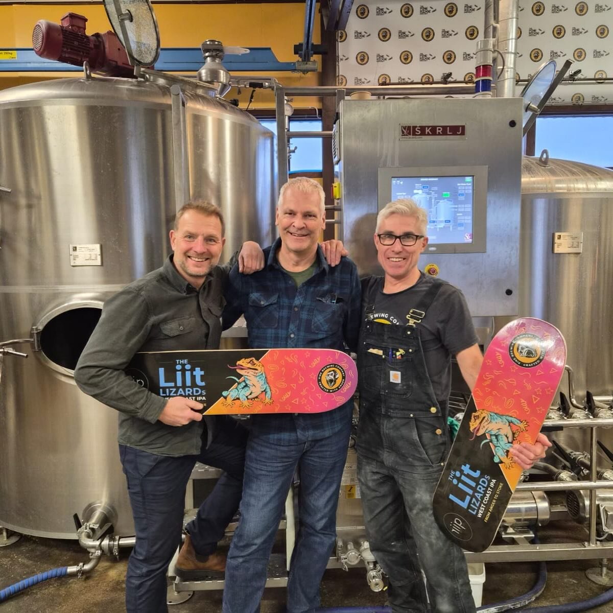 Idag hade vi minsann finbes&ouml;k av Dan Str&ouml;mberg! Han hade med sig finfina g&aring;vor fr&aring;n Danny Priddy som &auml;r Head Brewer p&aring; Riip Beer Co. Coola skateboards med The Liit Lizard-tryck fr&aring;n v&aring;rt collab! Tack sn&au