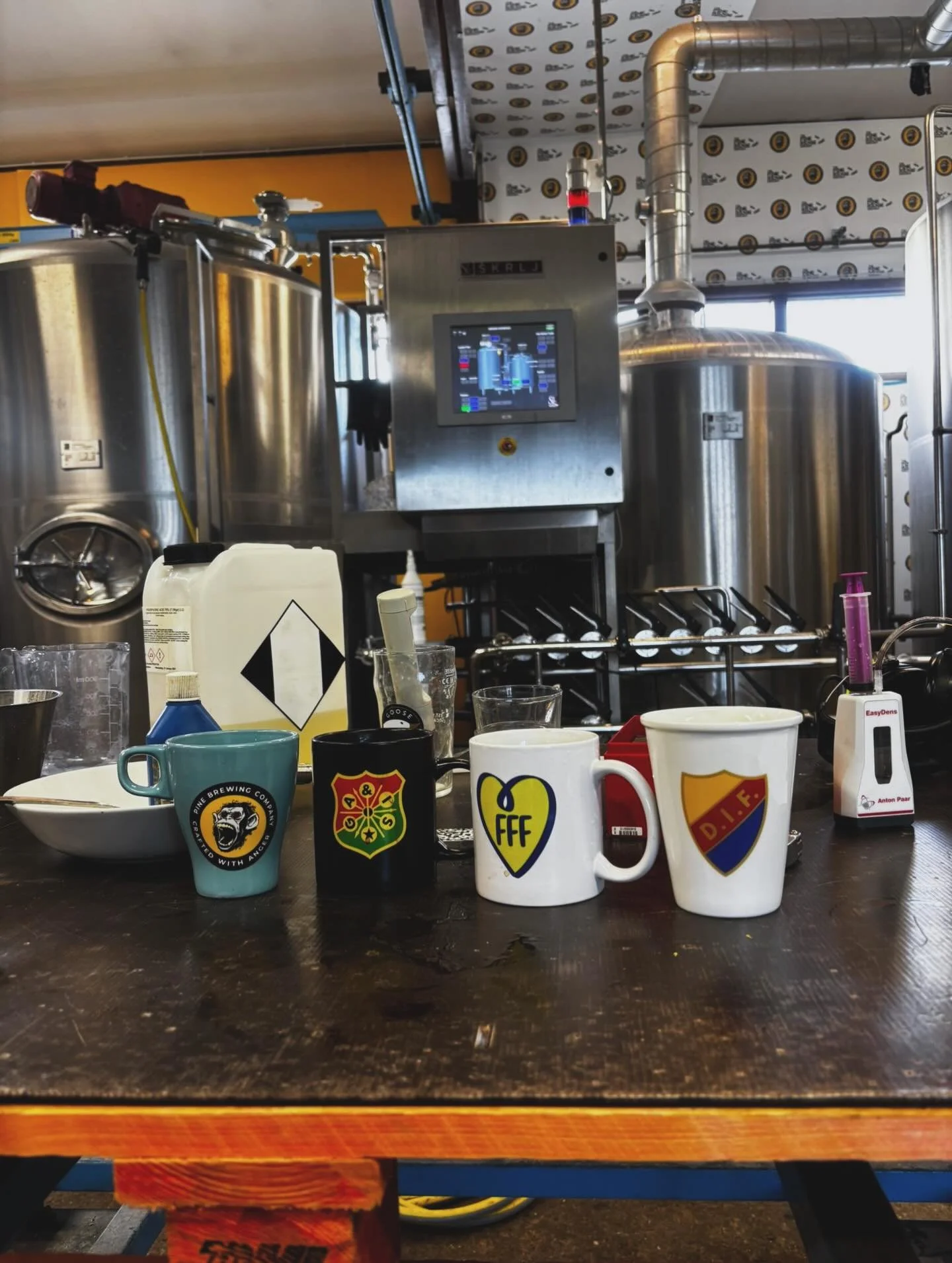 Kafferast p&aring; Pine Brewing Company! ☕️
Tur att vi &auml;r &ouml;verens om hur riktigt bra &ouml;l ska smaka! P&aring; andra plan tycker vi r&auml;tt olika! ⚽️😊