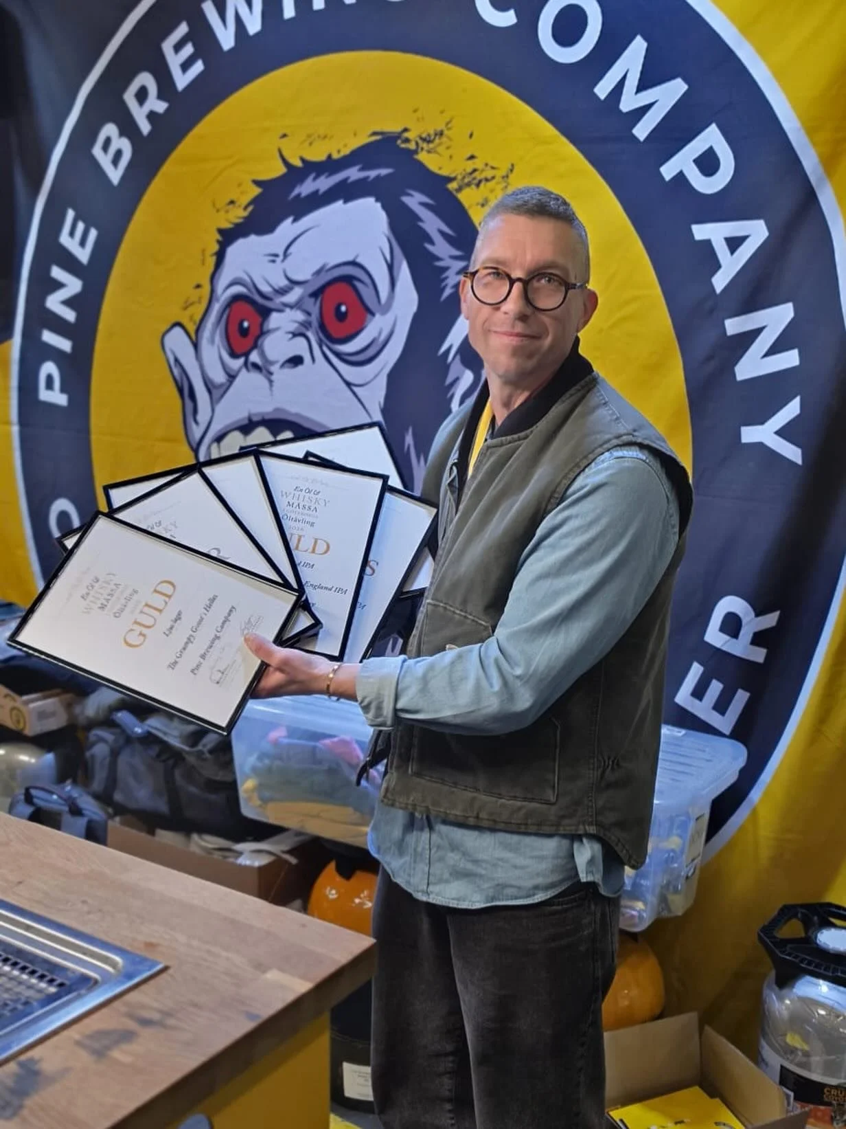 💛 Oj, oj, oj s&auml;ger vi bara! Fortfarande i chock efter prisutdelningen p&aring; @enolochwhiskymassa 
Pine Brewing company kammade hem inte mindre &auml;n sex medaljer! Jonas f&aring;r allt utveckla bl&auml;ckfisksarmar! 🐙
F&ouml;ljande &ouml;l 