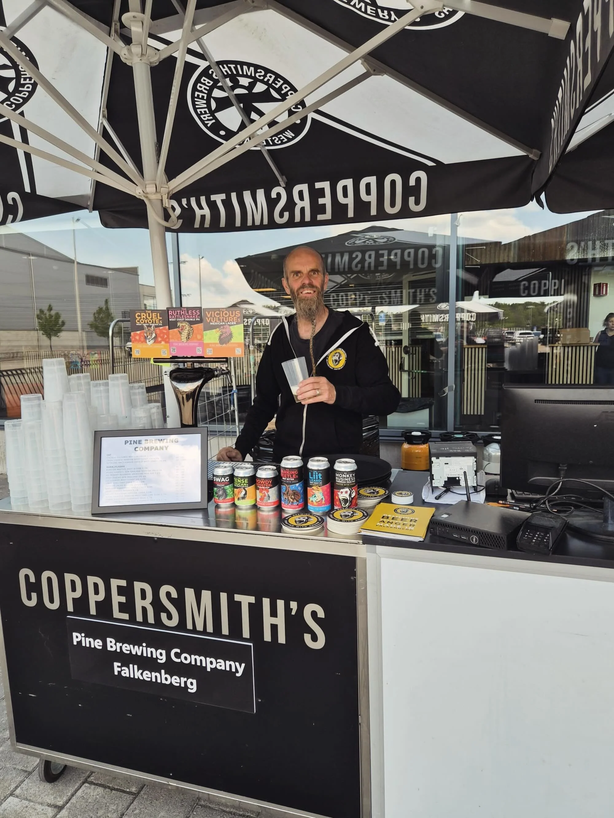 Jesper &auml;r p&aring; plats f&ouml;r Coppersmith&rsquo;s med v&auml;nner! Trevlig fredag! ☀️