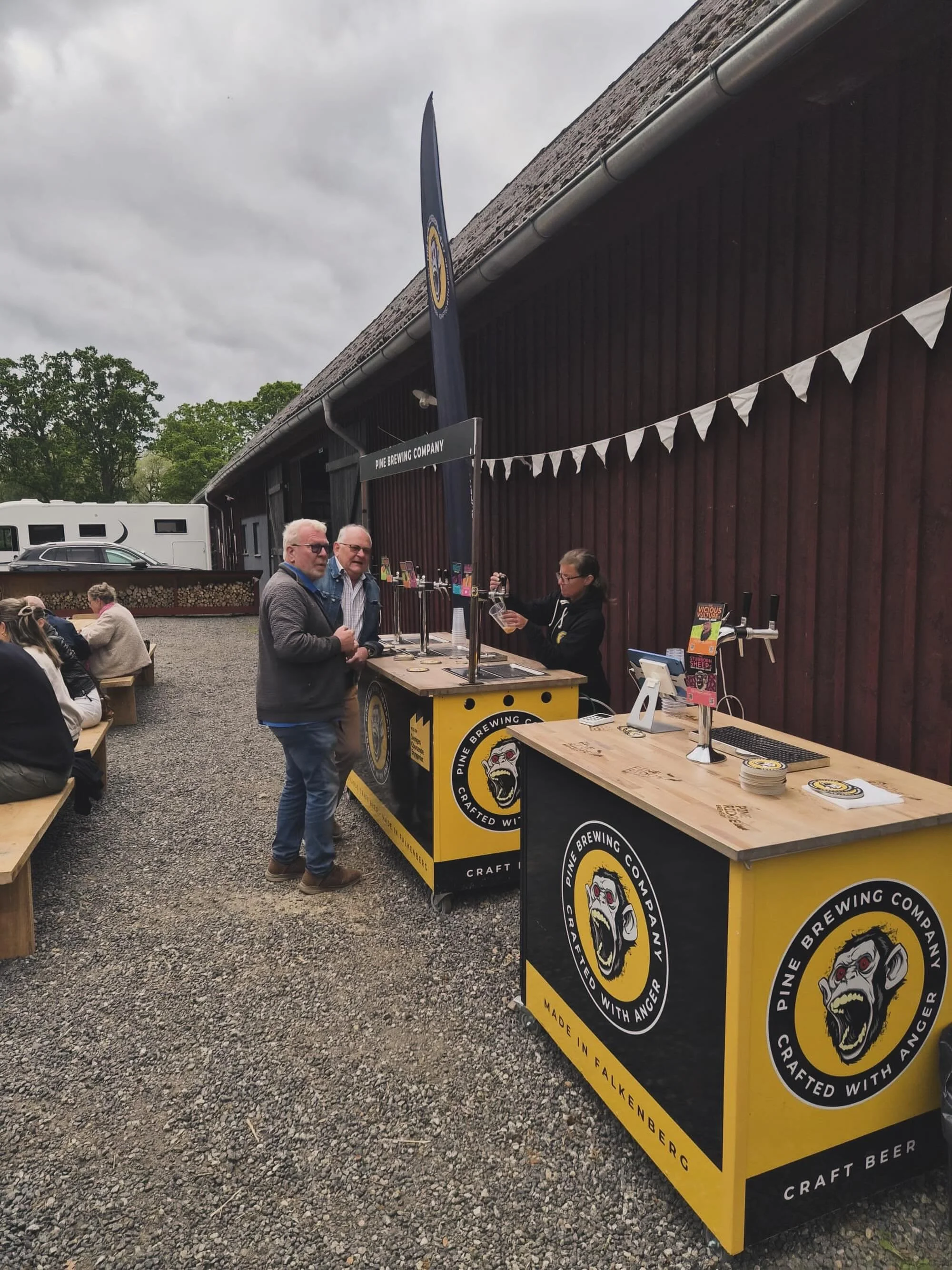 📍Nu &auml;r vi p&aring; plats hos @annerstad 
Kom f&ouml;rbi vetja! 🍻