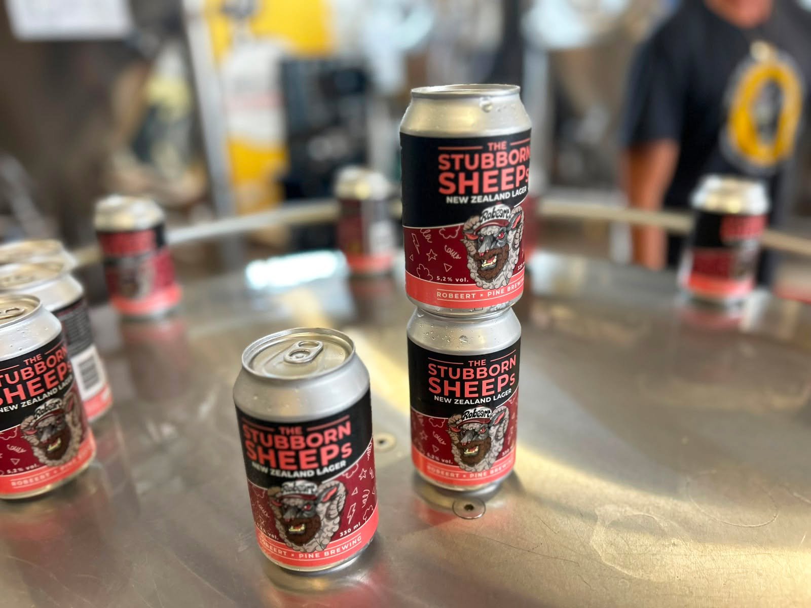 🚨 Titta h&auml;r! En f&auml;rsk nyhet direkt fr&aring;n tappmaskinen!

🤝 The Stubborn Sheep&rsquo;s New Zealand Lager &auml;r ett samarbete med &ouml;lprofilen Robert Andersson. @robeertandersson &auml;r en v&auml;lk&auml;nd r&ouml;st inom svensk o