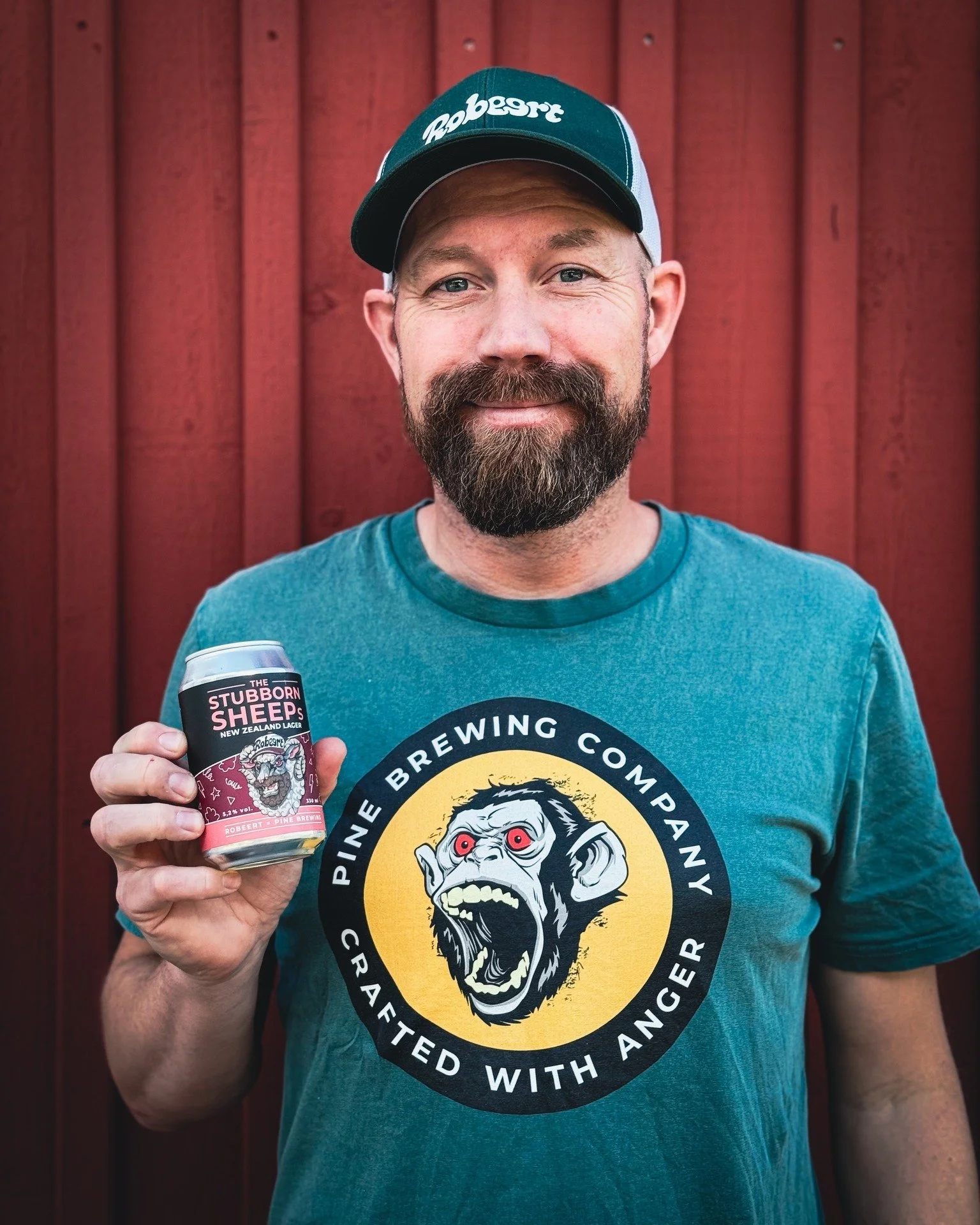 🐑🍺 &ldquo;Jag &auml;r r&auml;tt envis n&auml;r det kommer till smaker s&aring; det passar ju v&auml;ldigt bra att &ouml;let heter The Stubborn Sheep. Pine Brewings bryggare, Fredric Johansson, och jag har diskuterat, provat och justerat fram och ti