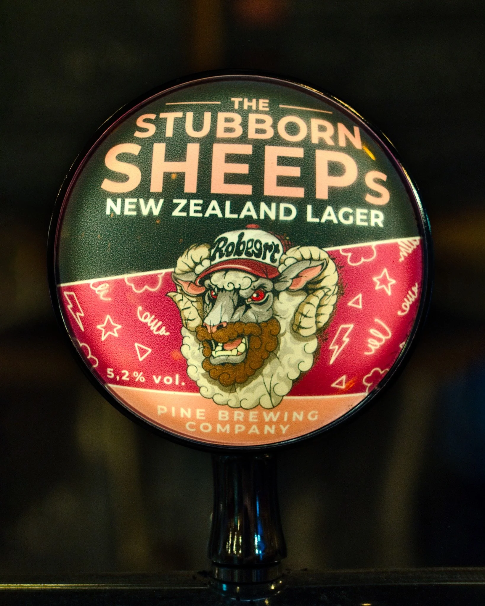 🍺 N&aring;got nytt f&ouml;r dig som kr&ouml;gare? 

V&aring;r senaste nyhet, The Stubborn Sheep&rsquo;s New Zealand Lager, &auml;r framtagen i samarbete med &ouml;lprofilen Robert Andersson. En frisk och livlig lager d&auml;r krispiga toner m&ouml;t