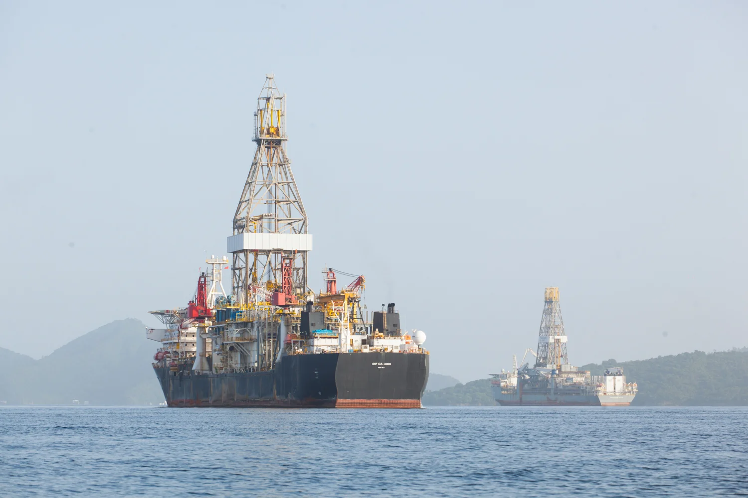 T&T upstream activity picks up pace      but service sector still lacks confidence