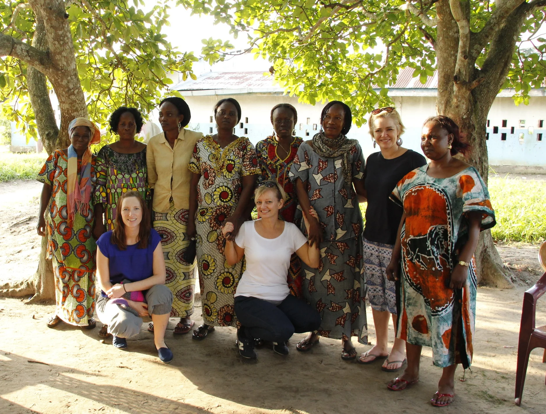 La Afrika Leve jentene, fra venstre Anette Wiborg, Vera Eriksrød og Tonje Aronsen, sammen med kvinner i landsbyen Odziba.