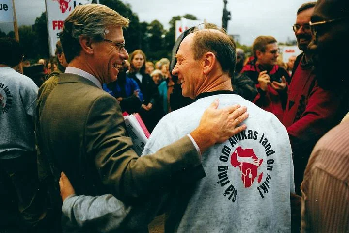 LA AFRIKA LEVE: I 1999 mobiliserer Kittilsen med pastor- og prestevenner en stor fredsmarsj fra Skien til Oslo. Målet var Utenriksdepartementet og daværende utenriksminister Knut Vollebæk. Foto: Privat