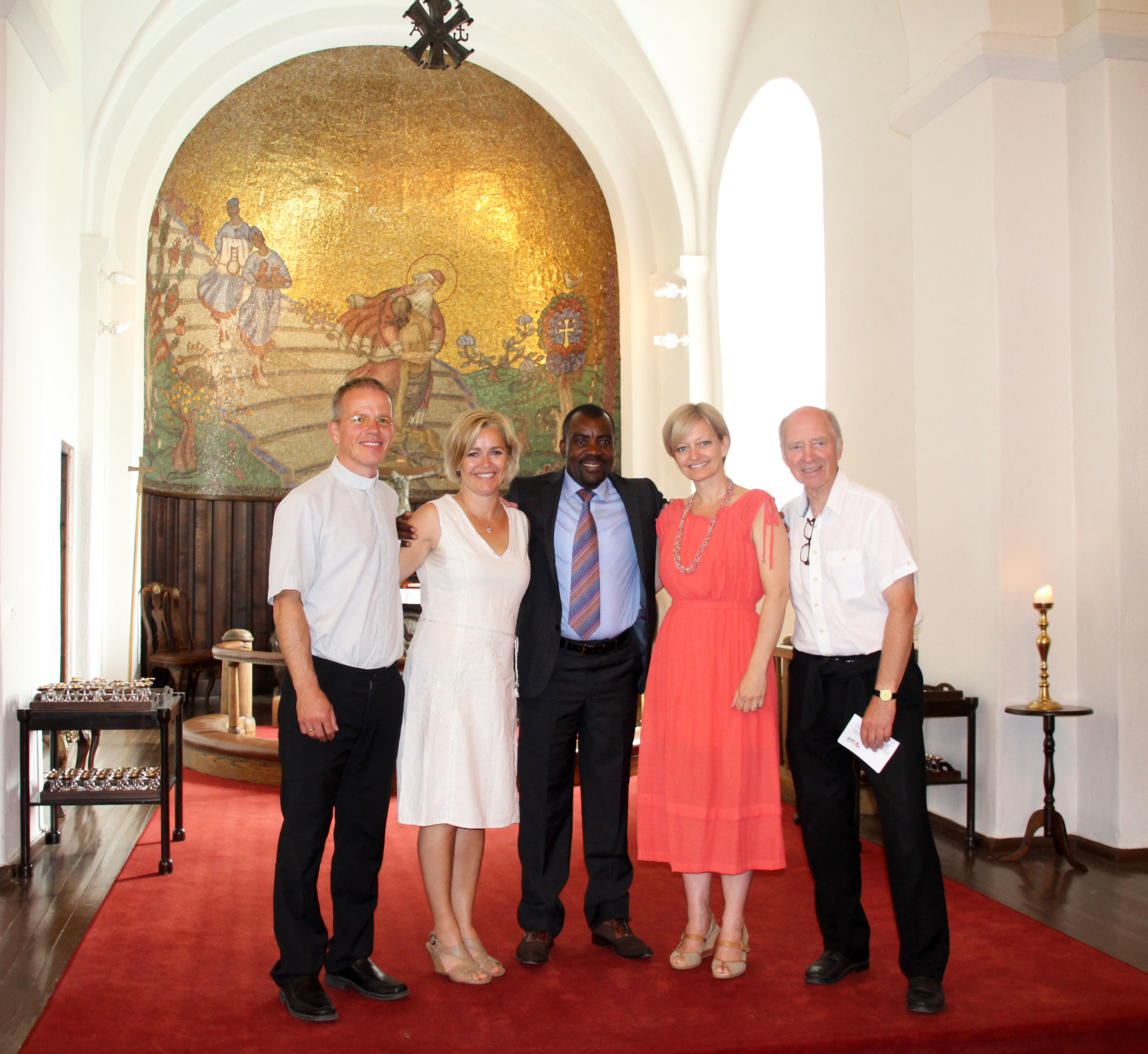 Kubisa med sogneprest Øystein Aronsen under et besøk i Gjerpen kirke. Styremedlemmer i La Afrika Leve; Tonje Aronsen og Vera Eriksrød. Seniorrådgiver Karl Fredrik Kittilsen til høyre. 