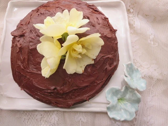 Pansy+Cake+Plate+Large+with+Cake+and+flower+detail.jpg