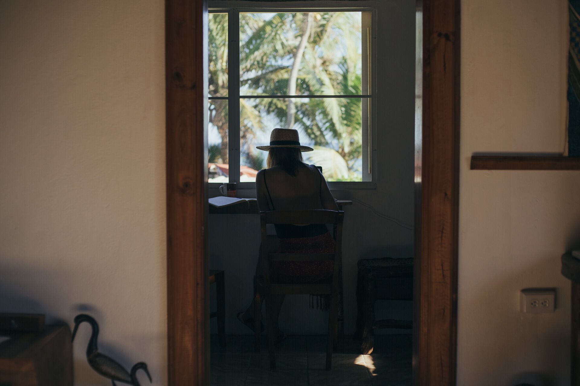 (header image and) Amanda at her desk while traveling by @visualritual