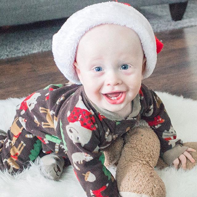 This sweet Santa baby hit 10 months on Sunday! I was dying over the cute faces he made during the little shoot I did for his month update post (which is up by the way! Check the #linkinprofile to see many more pictures there!) I&rsquo;m so excited to