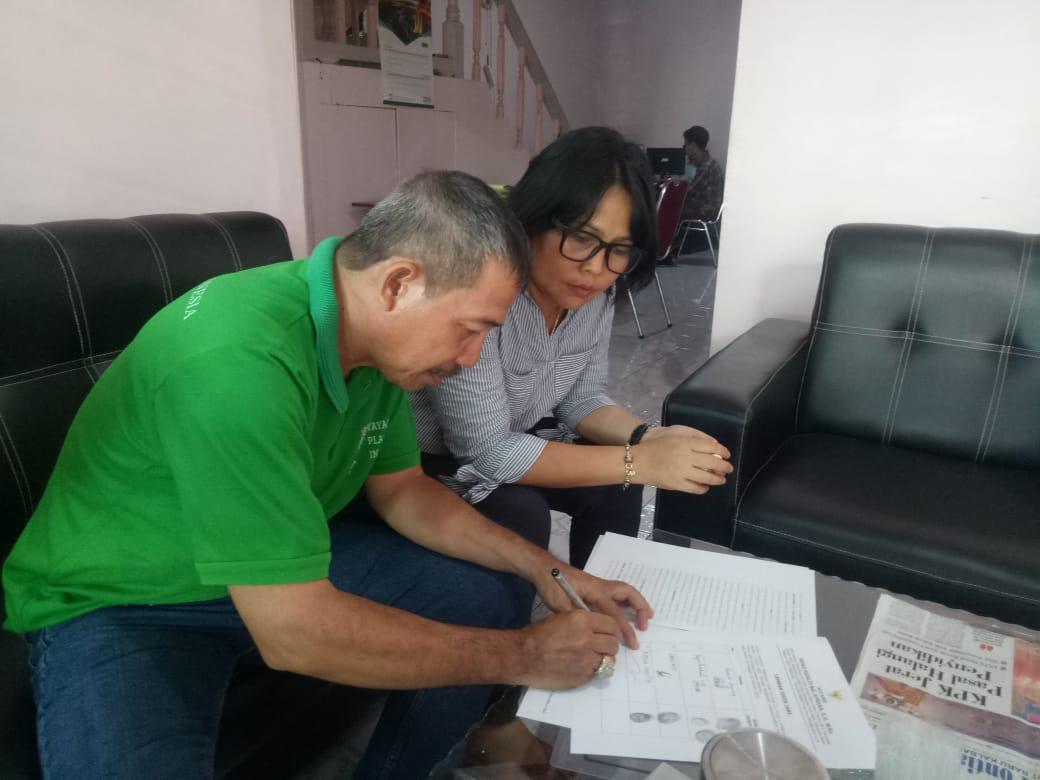Our Managing Director Novi and PUM Manager Pak Rusli officiating the purchase of the land that our Songbird Rescue and Rehab Center will be built on.