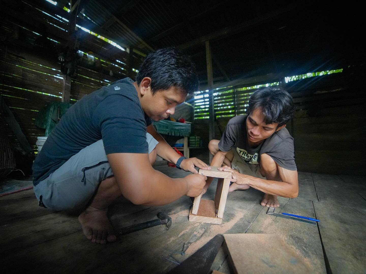 ikwanto adalah satu staf kami yang berfokus terhadap pertanian berkelanjutan, dia terlihat sedang membantu masyarakat lokal dalam membuat rumah madu kelulut yang ramah lingkungan, sebuah upaya kecil dalam mendukung kegiatan masyarakat yang berkelanju