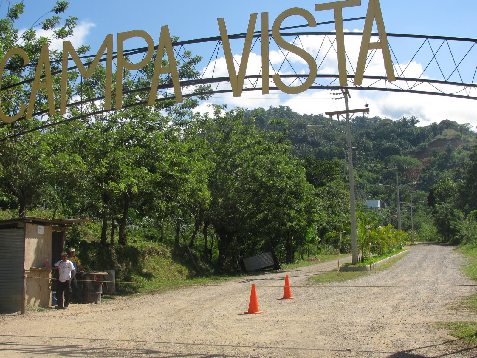 (fotos: Karen Spring. Entrada a una de los proyectos de comunidades encerradas “Campa Vista”. La mayoría de los terrenos fueron vendidos a canadienses.)