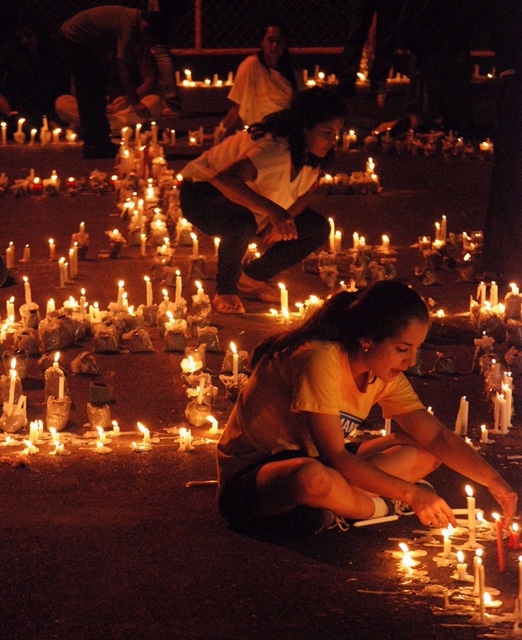 Photo caption: Lighting 3,000 candles in memory of Doña Teresa and those that died because of the corruption in the IHSS. Tegucigalpa. Photo by: Unknown