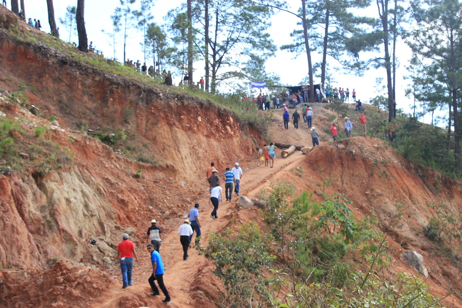 Photo caption: Climbing up to the community blockade, La Unión, Copan.