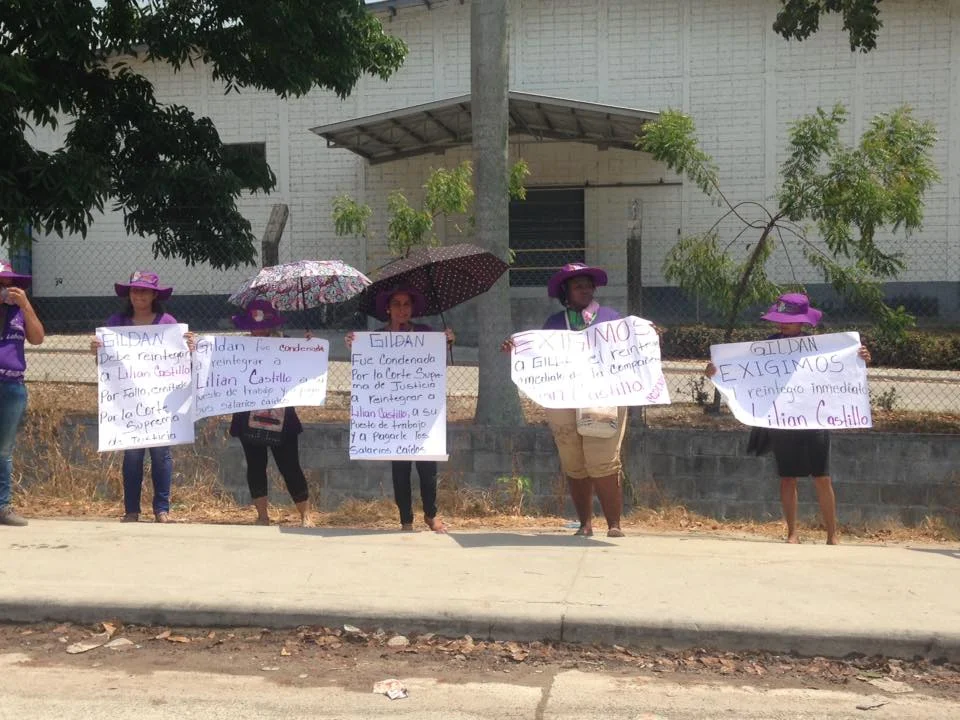 Photo Caption: Outside of Gildan's factory, CODEMUH and Lilian demand that Gildan respect Lilian's labor rights. Picture by CODEMUH