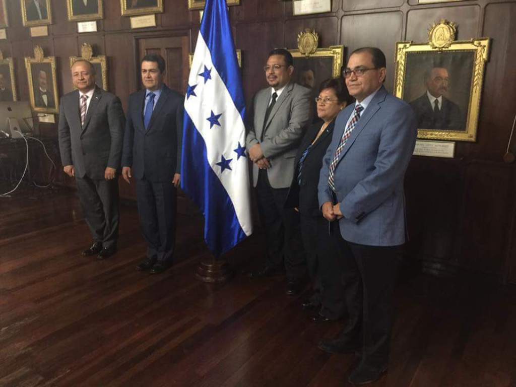 From left to right: Ministry of Security, Julian Pacheco, Honduran President Juan Orlando Hernandez, ASJ's Omar Rivera, Vilma Morales, and Pastor Alberto Solórzano. Photo credit: el heraldo 