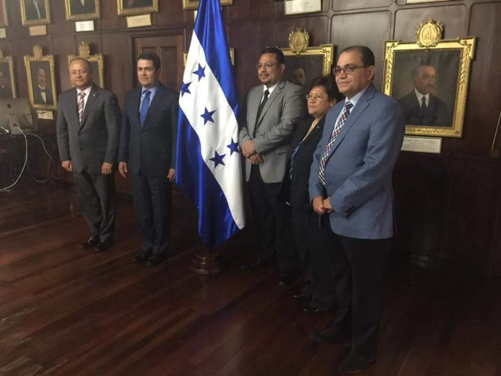 Izquierda a derecha: Ministro de Seguridad Julian Pacheco, Presidente de Honduras, Juan Orlando Hernandez, Omar Rivera de ASJ, Vilma Morales y Pastor Alberto Solórzano. Fuente: El Heraldo