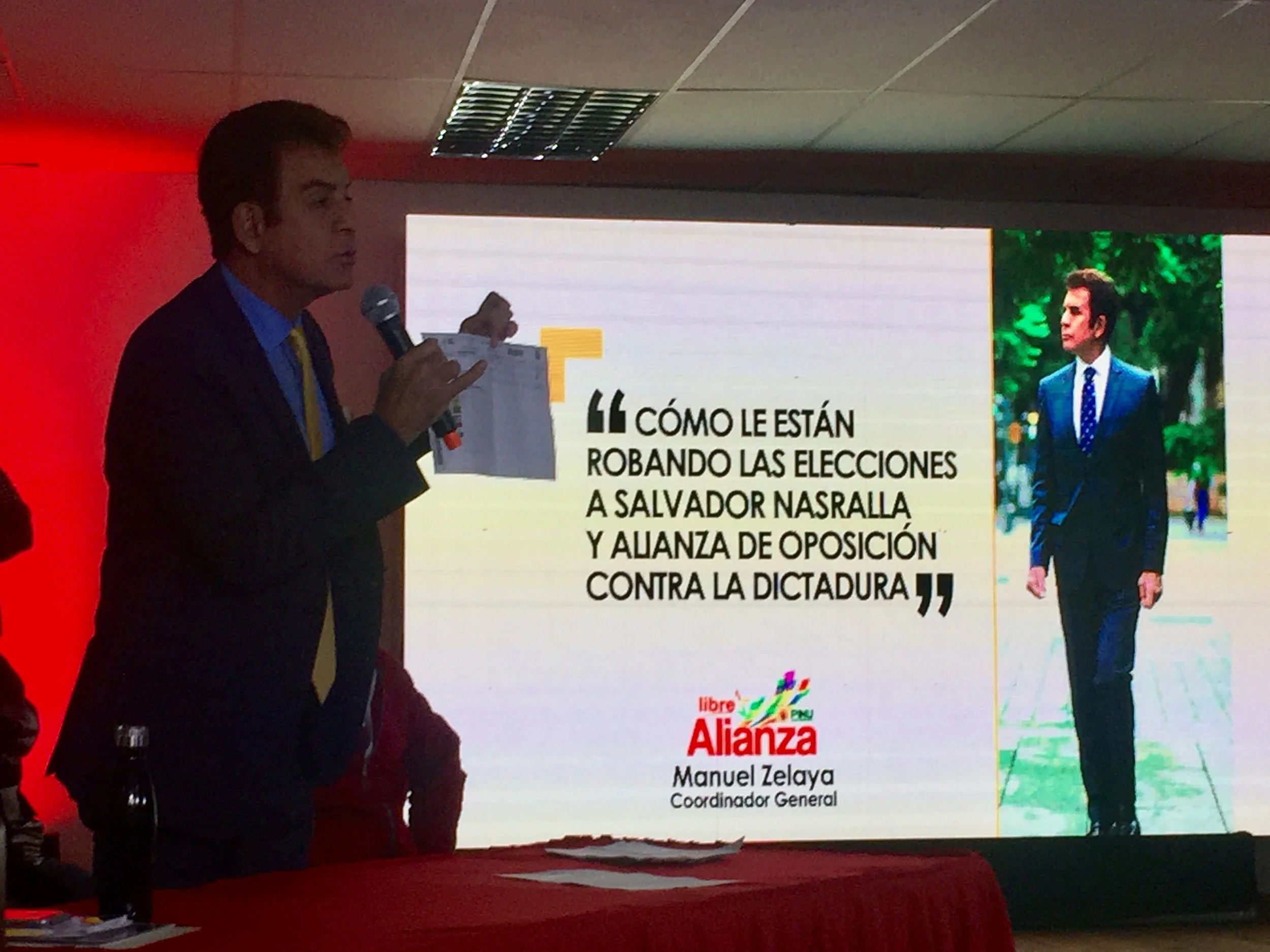 Opposition Alliance Presidential candidate, Salvador Nasralla presenting at press conference on Monday, December 11. Photo by karen spring