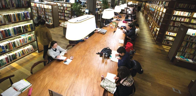 Kyobo Book Centre in Gwanghwamun (Photo by The Korea Times )