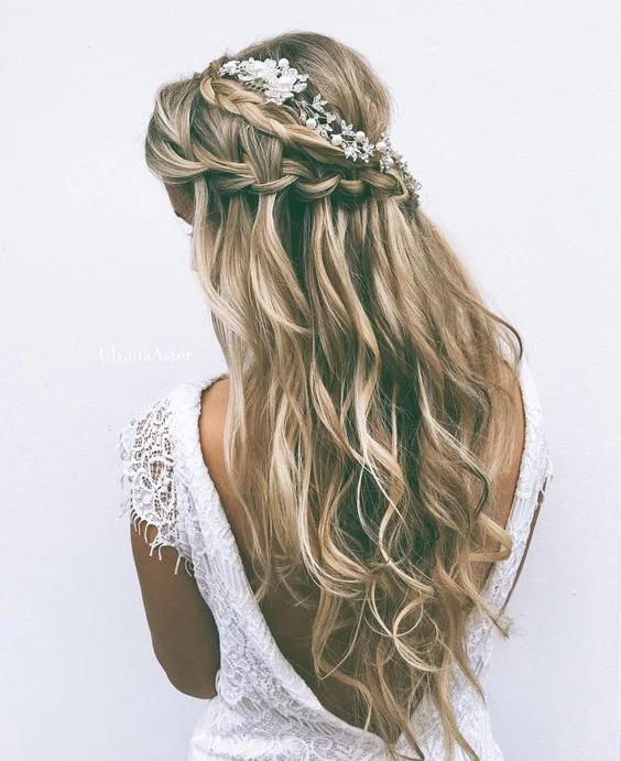 20 Beautiful Half Up Wedding Hairstyles The Bohemian Wedding