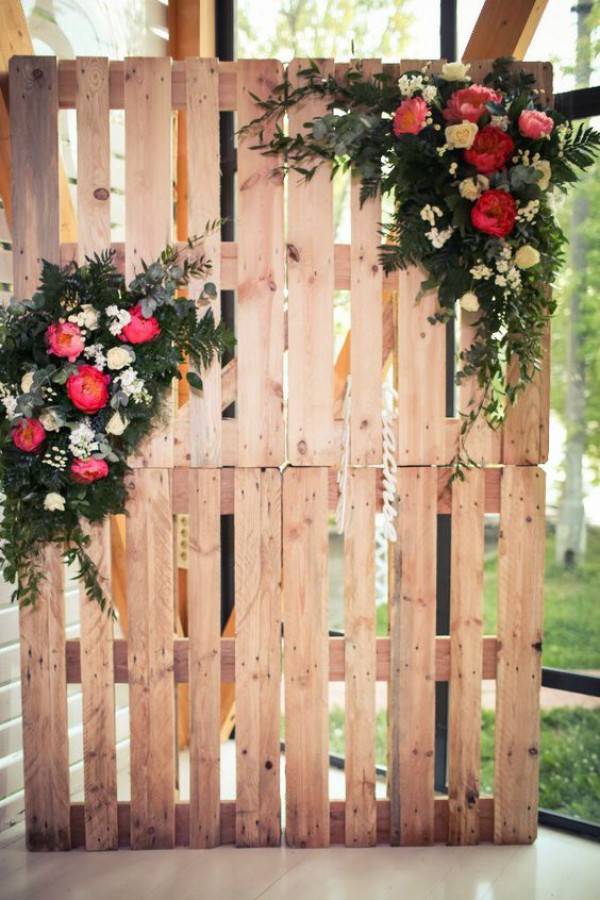 Wedding Ceremony Backdrops with Wooden Pallets — the bohemian wedding