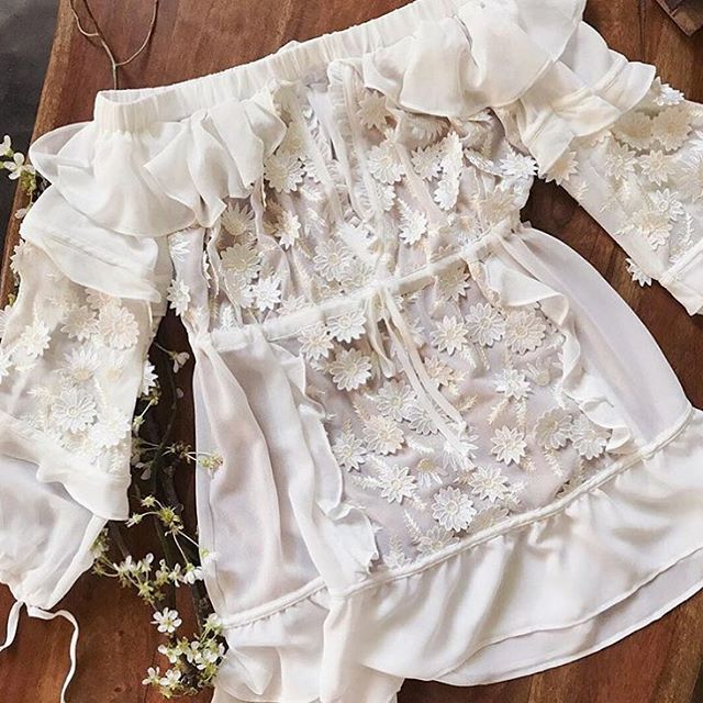 This darling Carolina dress has both 3-D floral embroidery and ruffles! It's from @forloveandlemons 2017 Bridal Capusle that we absolutely adore! Every dress is featured on our blog now! Link in profile. Tell us which dress do you love? .
.
.
#bohobr