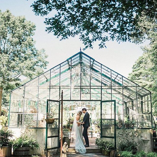 Are you looking for a beautiful greenhouse venue for your wedding? This one is stunning! We love how pretty they can look! ✨ We've chosen our favorite greenhouses for you to explore on our blog. Link is in our profile. Inspiration via @ryanflynnphoto