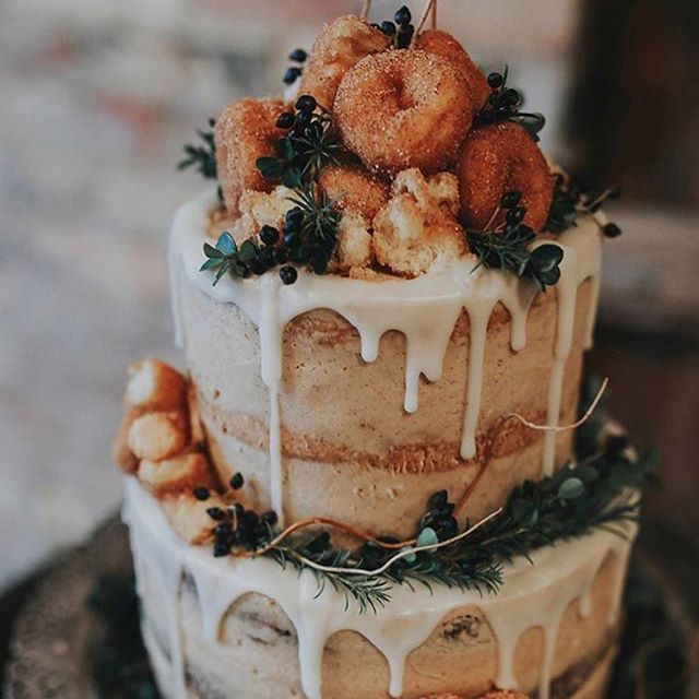 This incredible donut wedding cake is both festive and delicious!
We&rsquo;ve chosen our Top 10 Holiday Wedding Cakes on our blog! &lsquo;Tis the season for yummy and beautiful wedding cakes! Link in profile. Inspiration via @summertaylorphotography 