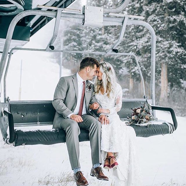 Snowy New Year&rsquo;s Eve Wedding? Yes please!!! More beautiful ideas for a snowy wedding are featured on our blog! Link in profile. Have a fantastic New Year&rsquo;s Eve! 🥂
Inspiration via @dukemoose .
.
.
#bohowedding #bohobride #winterwedding #w