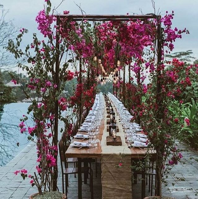 Spring is in the air, so let us celebrate love outdoors with some beautiful outdoor dining table settings! Check out our blog for more outdoor dining ideas, link in profile! 
Inspiration via @cassiesullivanweddings
.
.
.
#bohowedding #wedding #recept