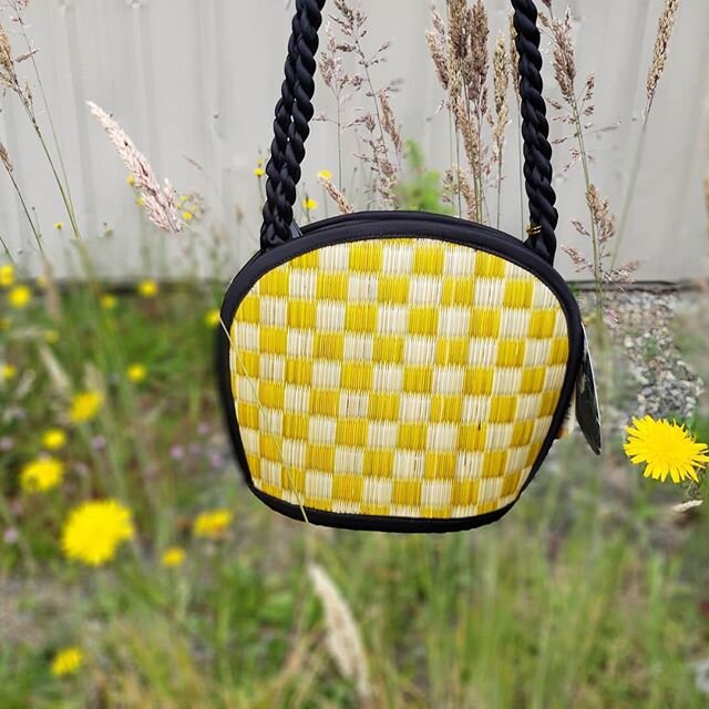 Fresh new Summer color in yellow tone and checkered pattern. .
.
.
#sarayebags #summer2020 #dandelion #yellow #coastalfashion #handmade #purse #shoulderbag #handbag #accessories #fairtrade #seagrass #naturalfiber #reed
