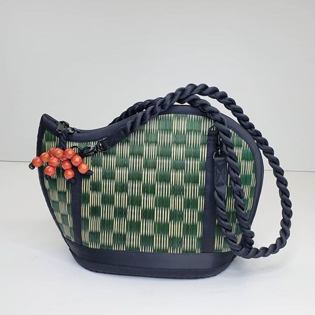 Explore new checker #patterns in stock
.
.
.
.
.
#sarayebags #basketsofcambodia #fairtradefashion #sustainablegifts #strawbag
#seagrass #rattanbag #accessories #ecochic #shoulderbag #pocketbook #texture #instachecker