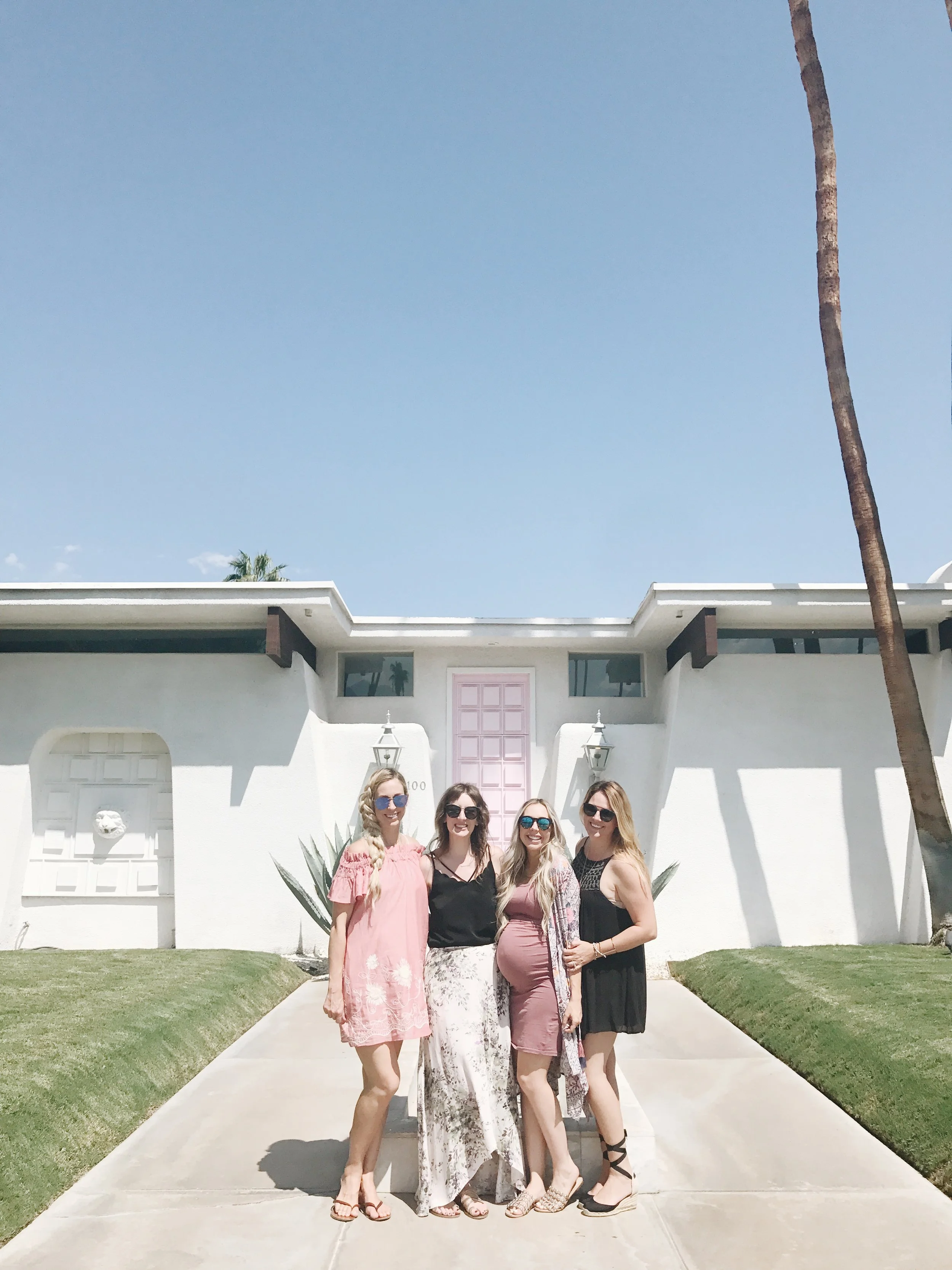 Oh hey cuties! Paige @thelovedesignedlife Courtney @courtneynicoleramsey + Britt @britthavens