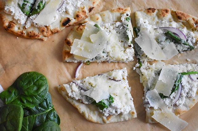 A train ride to Sweden gave me plenty of time to edit all the recipe photos I&rsquo;ve been hoarding on my desktop, including this super easy and delicious ricotta &amp; spinach flatbread. Grab the recipe by tapping the link in my bio!