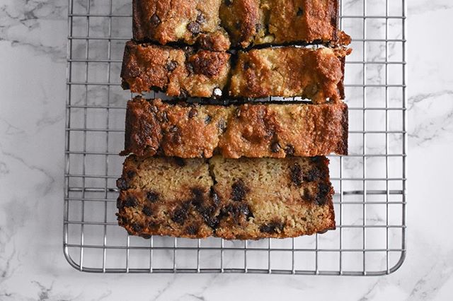 Is banana bread without chocolate chips even a thing? No reason to find out. This paleo chocolate chip banana bread is on #emilyruthweir, so tap the link in my bio to grab it.