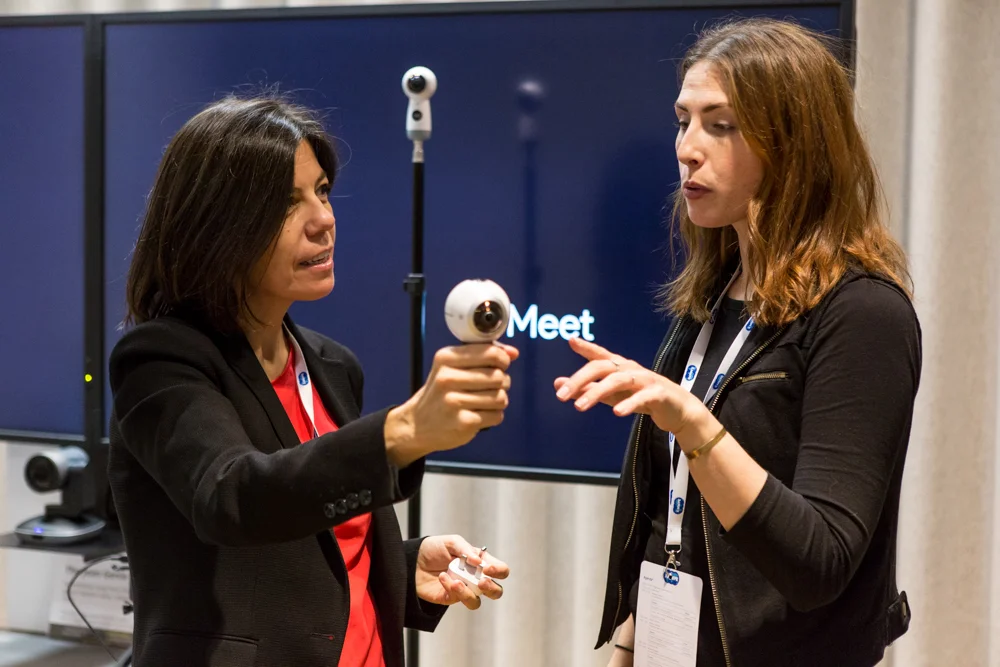 Showing off Samsung Gear 360—the cheapest 360 camera used by news agencies around the world (including the New York Times)—to Leonor Suárez , news editor at RTPA (at left). Photo courtesy of Laura Garcia, www.lauragrb.com