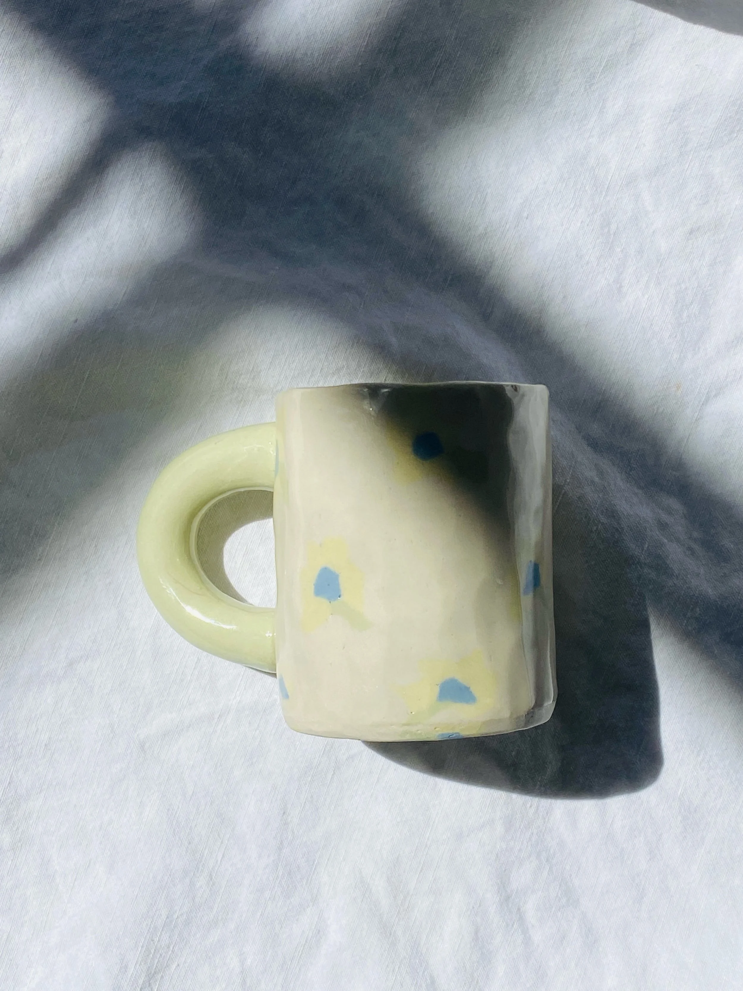 My very first nerikomi pattern 🌼
.
.
.
#nerikomi #nerikomipattern #handbuiltceramics #ceramics