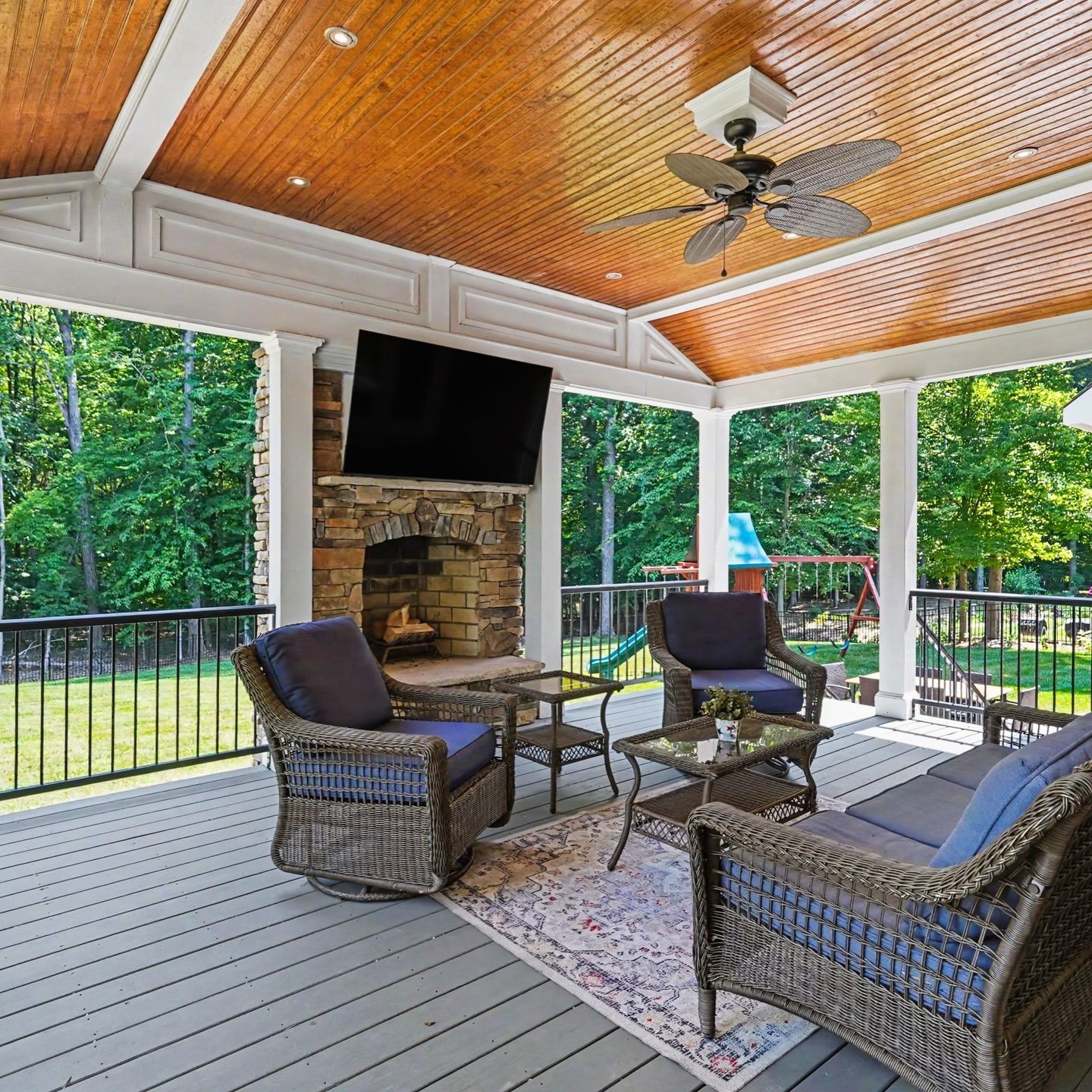 ✨Just listed!✨

📍 Mint Hill
5621 Turkey Oak Drive
Listed for $850,000

✨ 𝗛𝗶𝗴𝗵𝗹𝗶𝗴𝗵𝘁𝘀:
6 Bedrooms | 5 Bathrooms
4,456 sf
Fairington Oaks neighborhood
Updated kitchen
Stunning back covered porch with fireplace
Large .69 acre yard

Showings st
