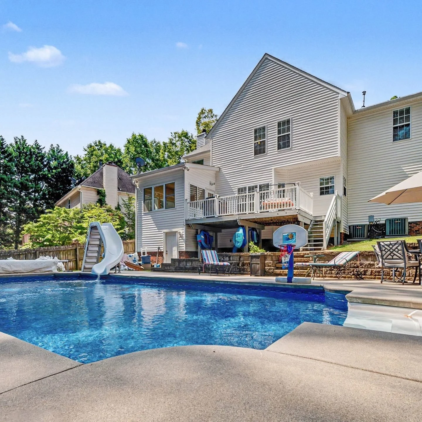✨Just listed!✨

📍 Matthews
1421 Moonstone Drive
Listed for $700,000

✨ 𝗛𝗶𝗴𝗵𝗹𝗶𝗴𝗵𝘁𝘀:
4 Bedrooms | 2.1 Bathrooms
3,046 sf
Thornblade neighborhood
Large sunroom
Update kitchen
New carpet
New paint
Back deck
Pool!

Showings start Friday July 10