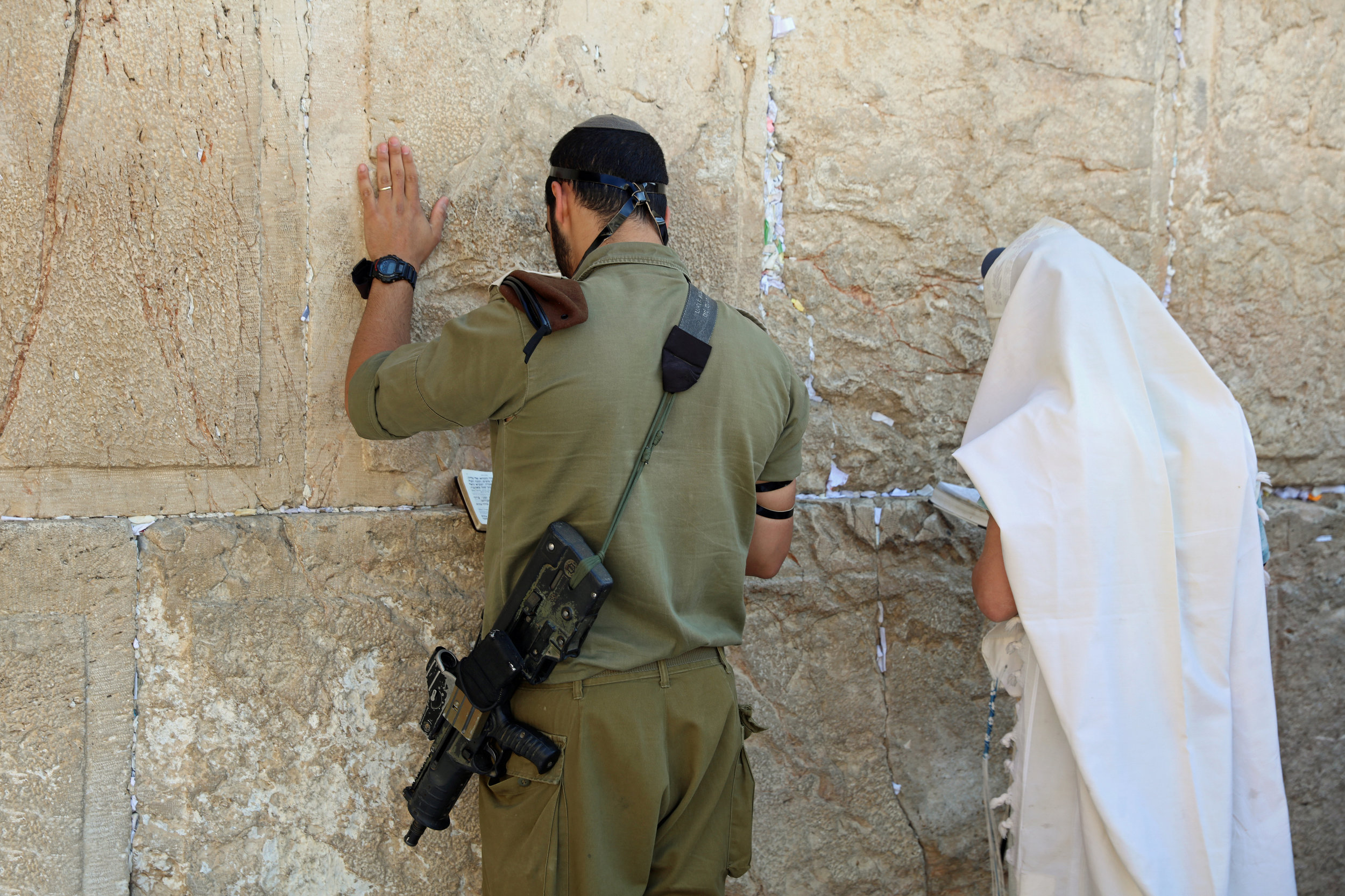 Soldier-and-jewish-Prayer-at-the-Western-Wall-621727162_3869x2579.jpeg
