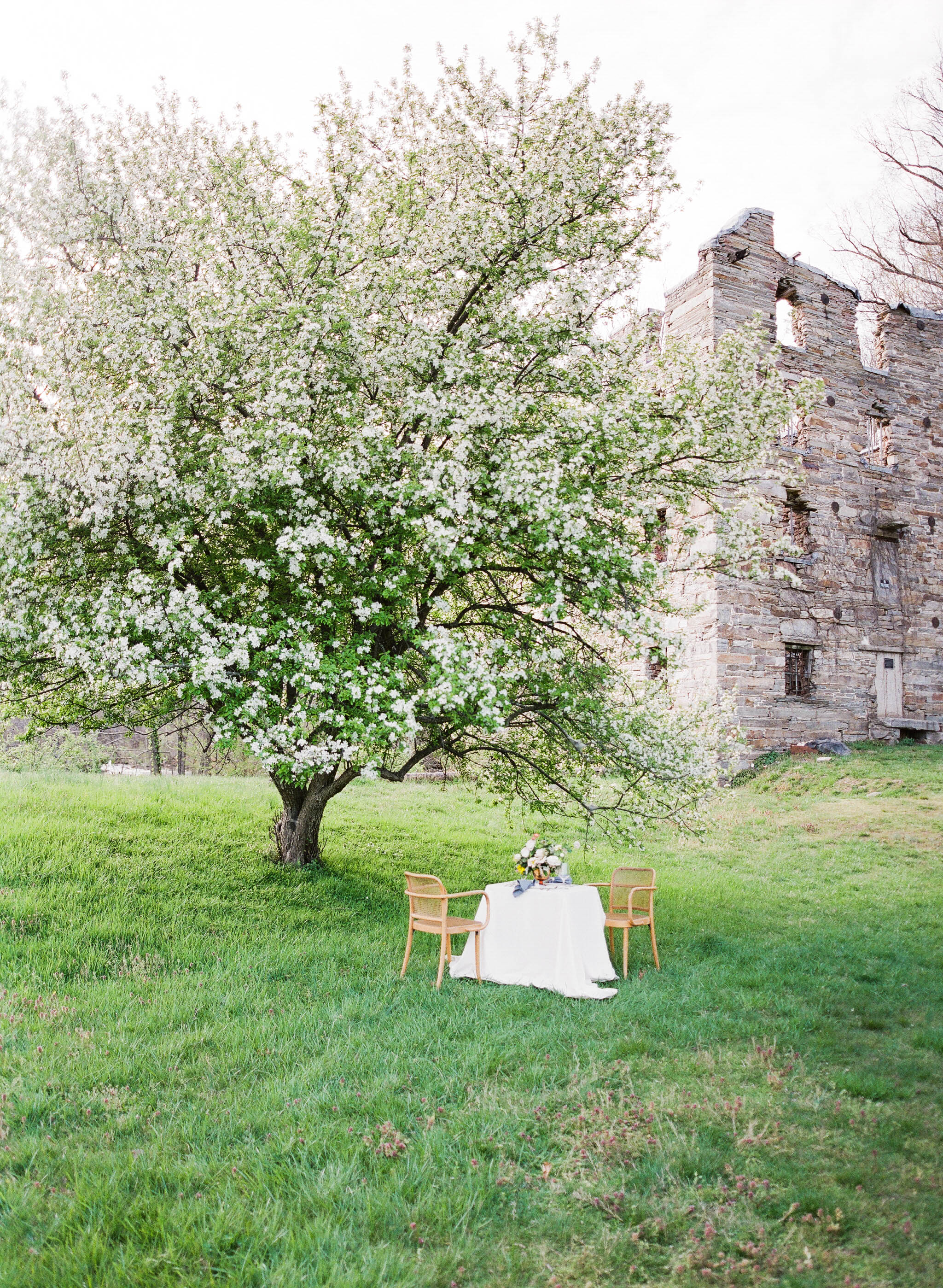 Being able to virtually experience this beautiful site on the opposite coast from me through styled shoot collaborations is one of my favorite perks from my job! And not to mention, working with the talented ladies that make this shoot possibly. Photography by Jennifer Kulakowski with planning by Linda Ha Events & Designs .